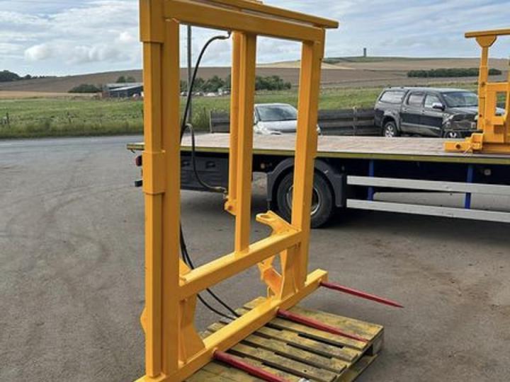 2m high Bale Spike with hydraulic adjustable goal post