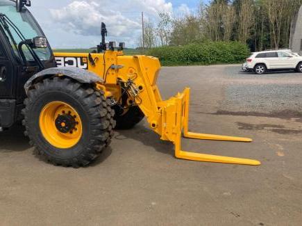 Pin and cone headstock cw hydraulic locking made to suit a JCB 560-80 telehandler.